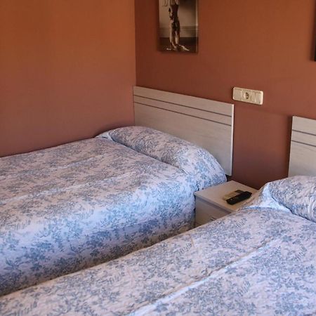 Hostal Burgales Milagro Bagian luar foto