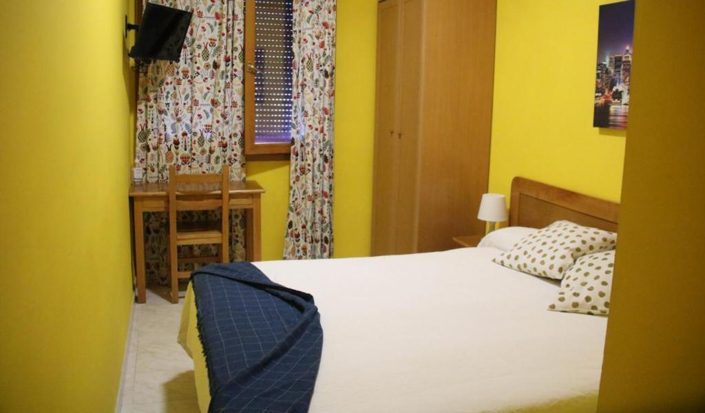 Hostal Burgales Milagro Bagian luar foto