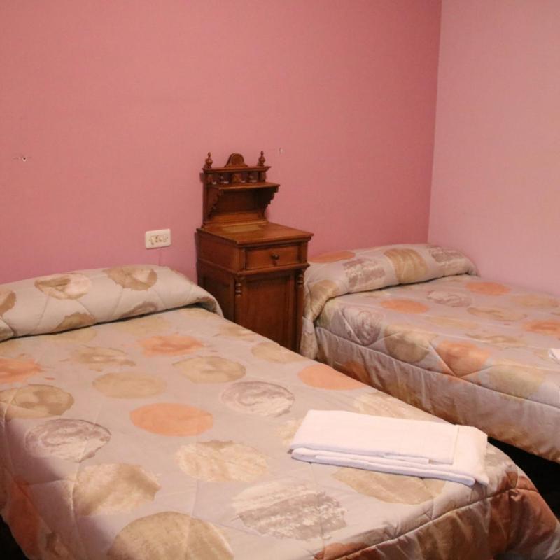Hostal Burgales Milagro Bagian luar foto