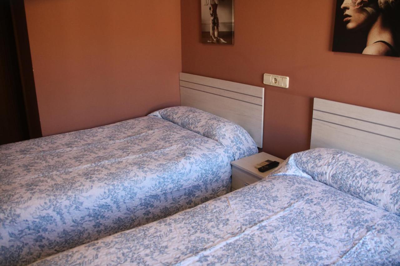 Hostal Burgales Milagro Bagian luar foto